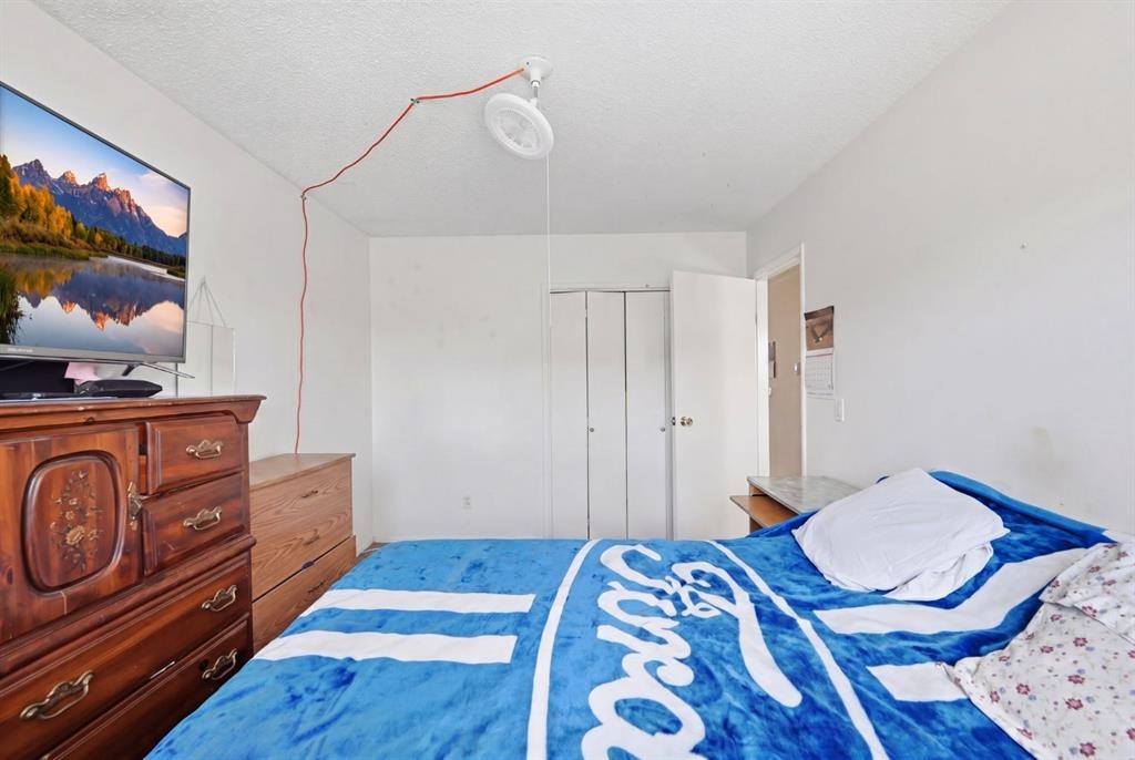54 Pennsburg Way Se, Calgary, AB - Indoor Photo Showing Bedroom