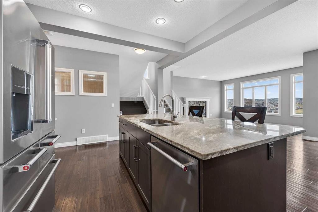 30 Evansborough View Nw, Calgary, AB - Indoor Photo Showing Kitchen With Double Sink