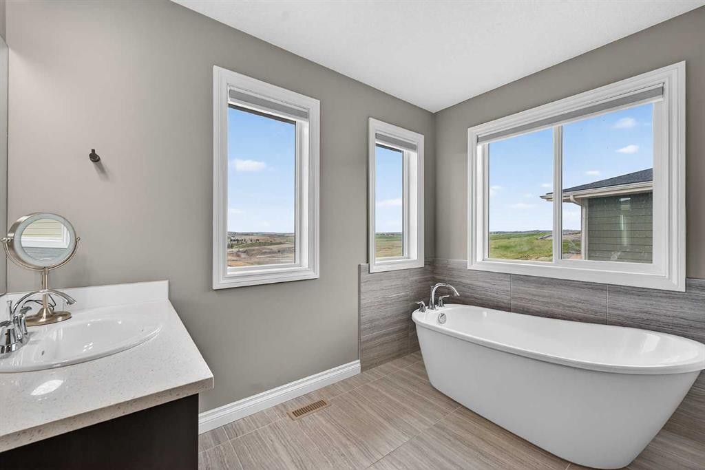 30 Evansborough View Nw, Calgary, AB - Indoor Photo Showing Bathroom