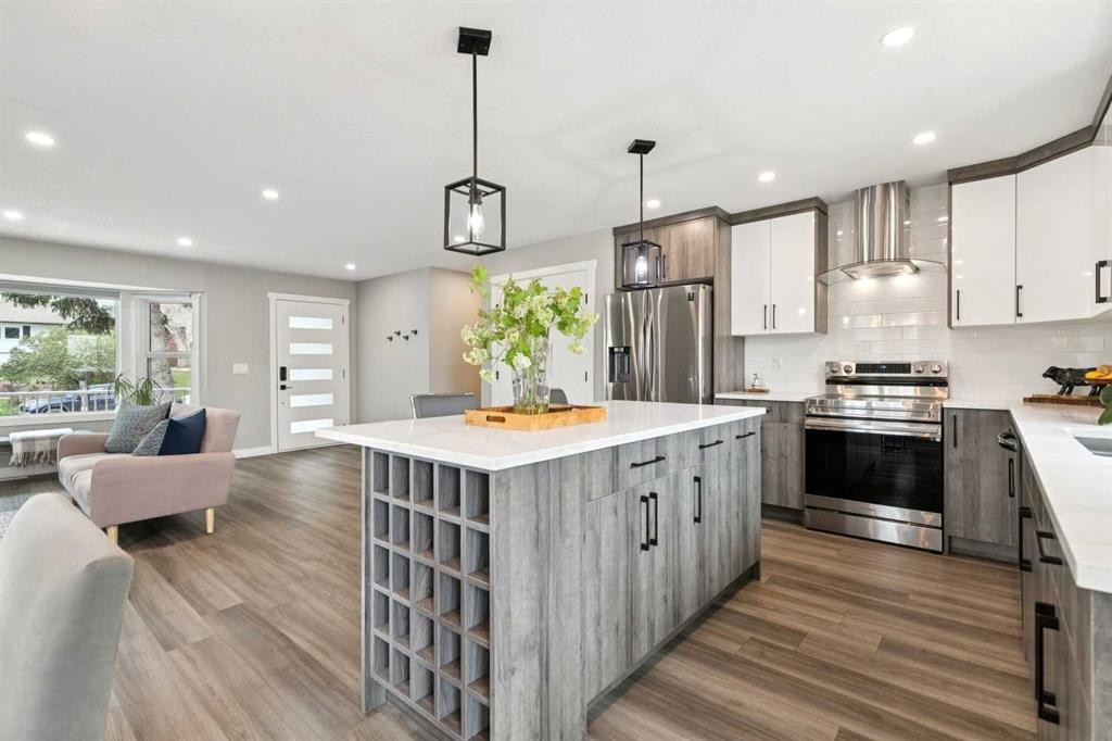 7116 Hunterwood Road Nw, Calgary, AB - Indoor Photo Showing Kitchen With Upgraded Kitchen
