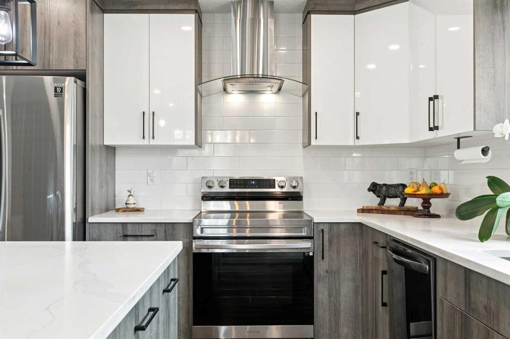 7116 Hunterwood Road Nw, Calgary, AB - Indoor Photo Showing Kitchen With Upgraded Kitchen