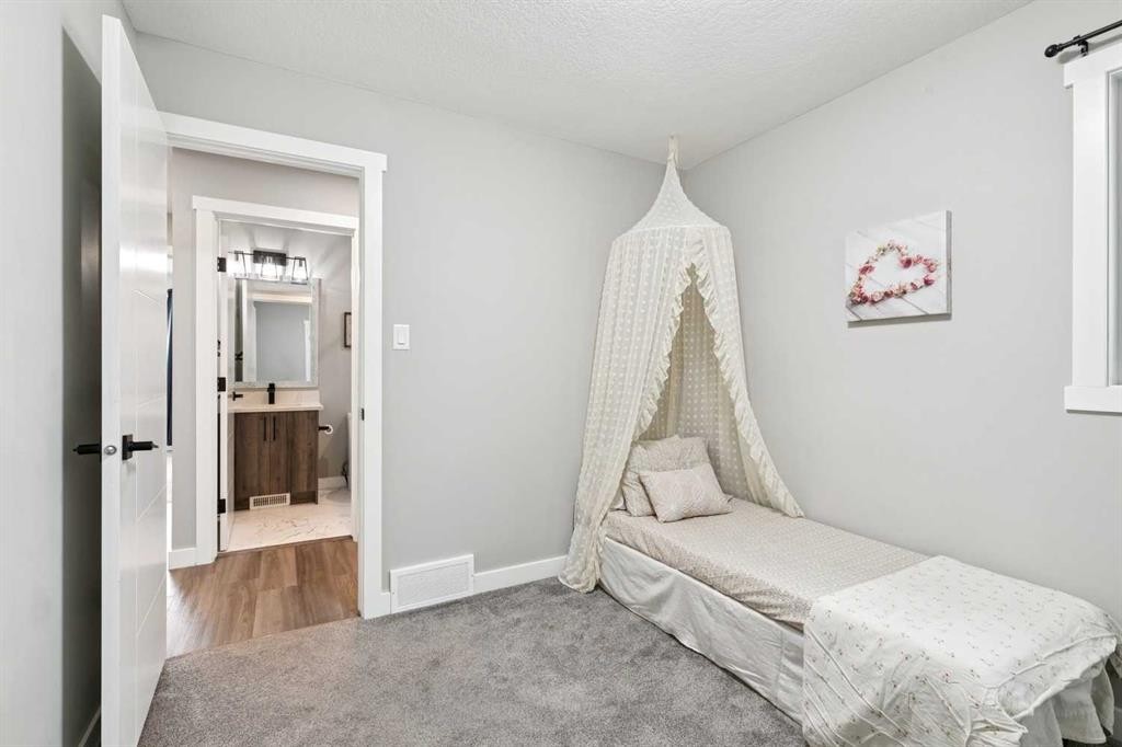 7116 Hunterwood Road Nw, Calgary, AB - Indoor Photo Showing Bedroom