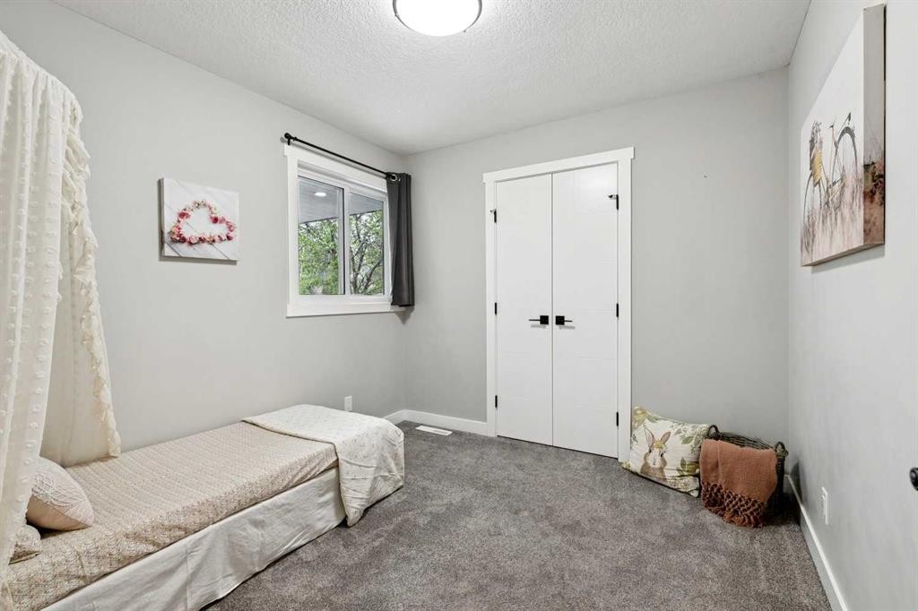 7116 Hunterwood Road Nw, Calgary, AB - Indoor Photo Showing Bedroom