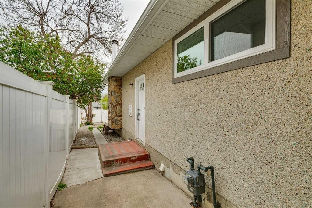 7116 Hunterwood Road Nw, Calgary, AB - Outdoor With Exterior