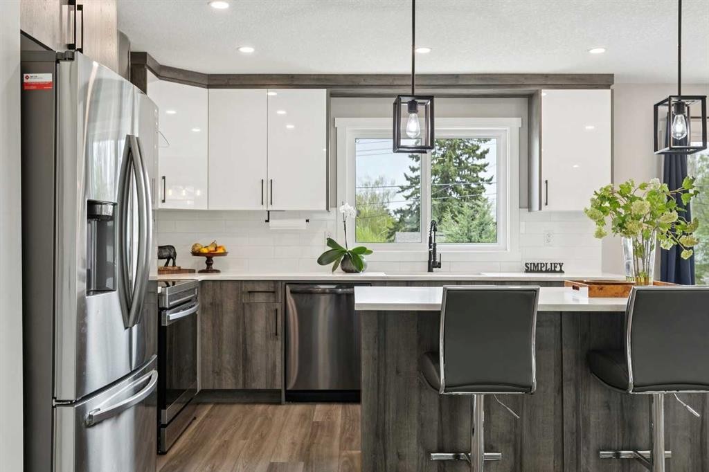 7116 Hunterwood Road Nw, Calgary, AB - Indoor Photo Showing Kitchen With Upgraded Kitchen