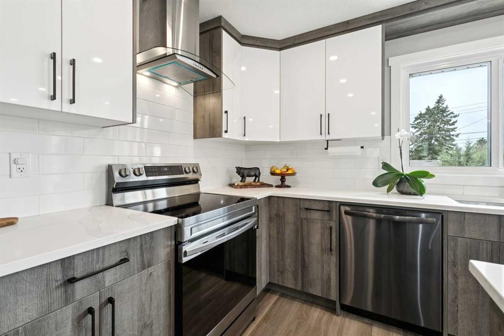 7116 Hunterwood Road Nw, Calgary, AB - Indoor Photo Showing Kitchen With Upgraded Kitchen