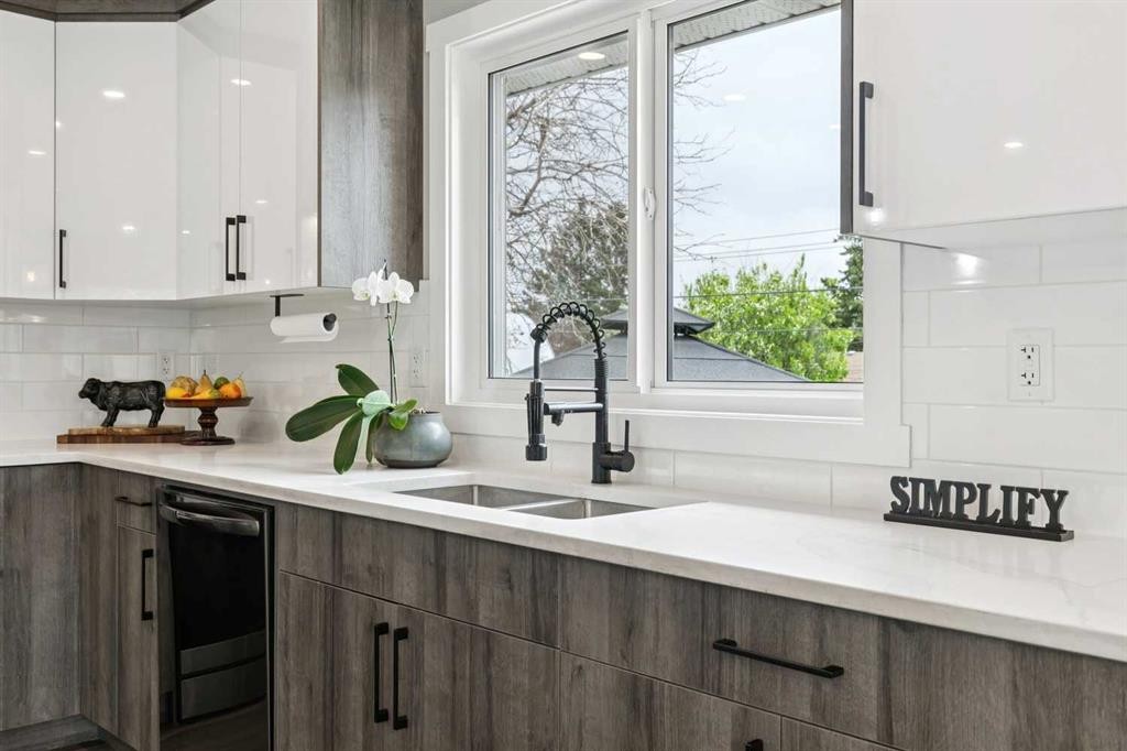 7116 Hunterwood Road Nw, Calgary, AB - Indoor Photo Showing Kitchen With Double Sink With Upgraded Kitchen