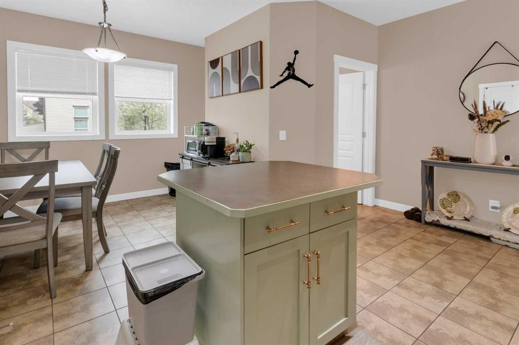 17-28 Heritage Drive, Cochrane, AB - Indoor Photo Showing Dining Room