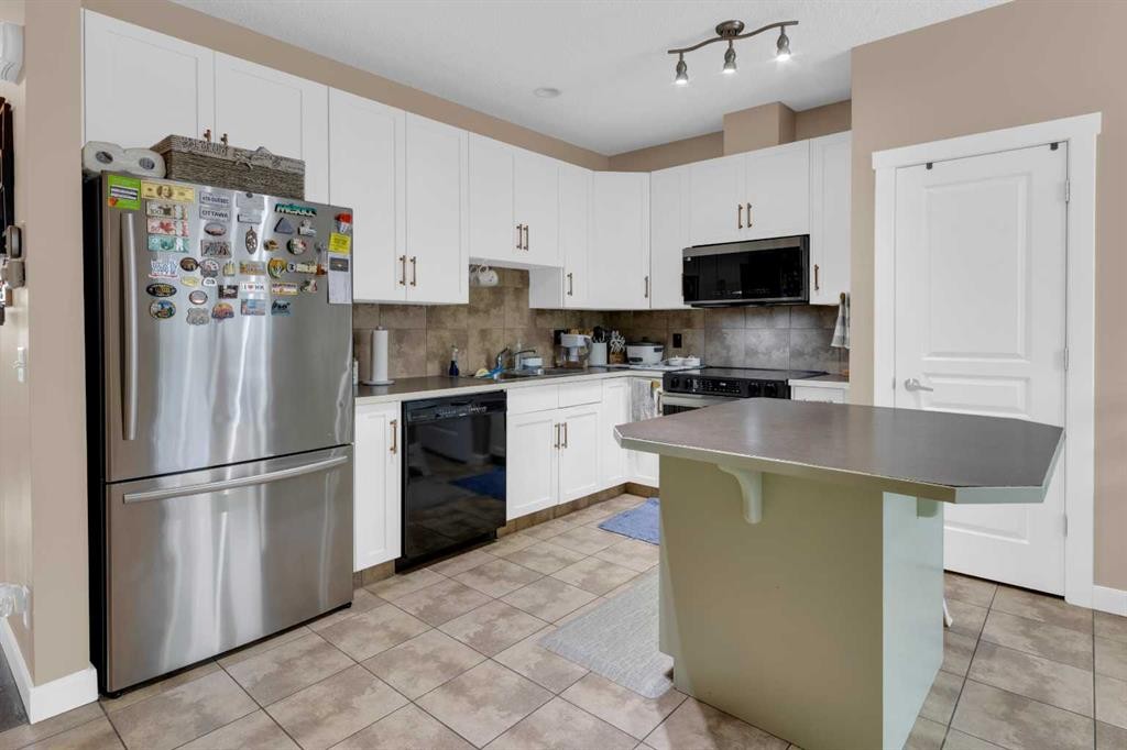 17-28 Heritage Drive, Cochrane, AB - Indoor Photo Showing Kitchen