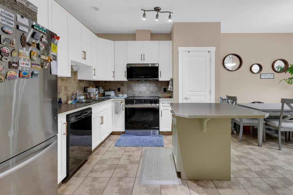 17-28 Heritage Drive, Cochrane, AB - Indoor Photo Showing Kitchen