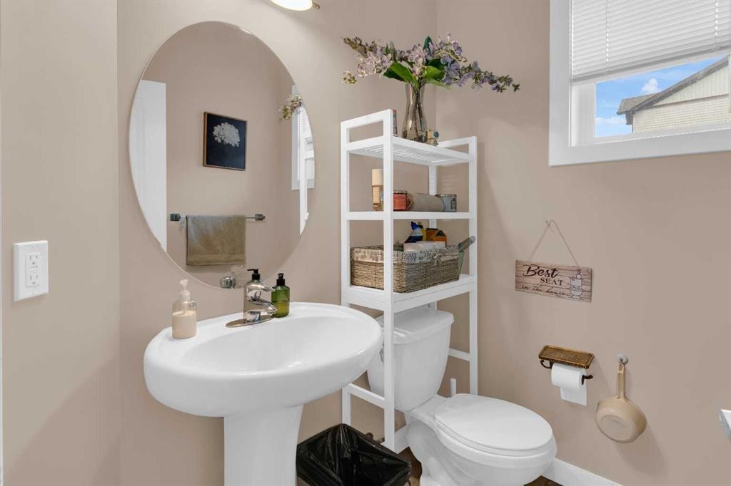 17-28 Heritage Drive, Cochrane, AB - Indoor Photo Showing Bathroom