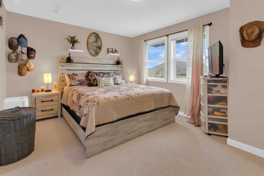 17-28 Heritage Drive, Cochrane, AB - Indoor Photo Showing Bedroom