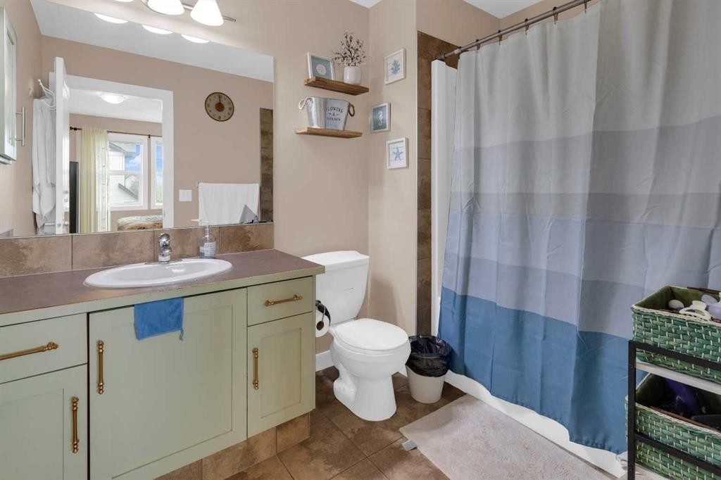 17-28 Heritage Drive, Cochrane, AB - Indoor Photo Showing Bathroom