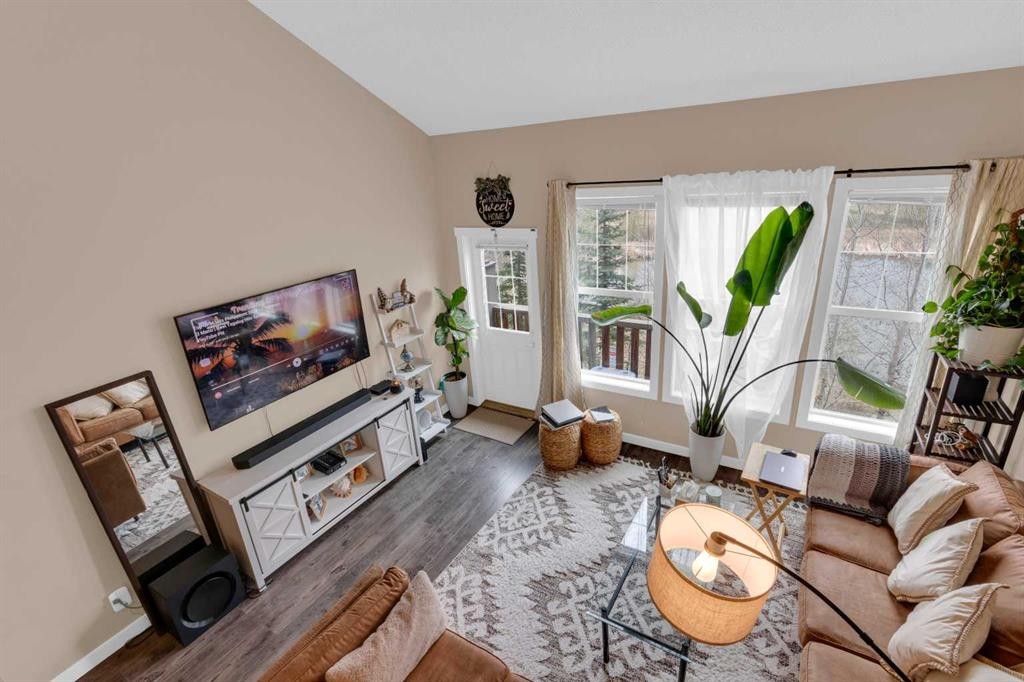 17-28 Heritage Drive, Cochrane, AB - Indoor Photo Showing Living Room