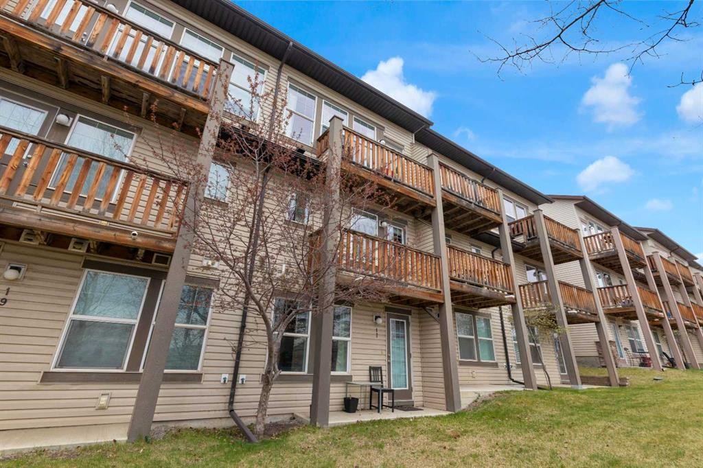 17-28 Heritage Drive, Cochrane, AB - Outdoor