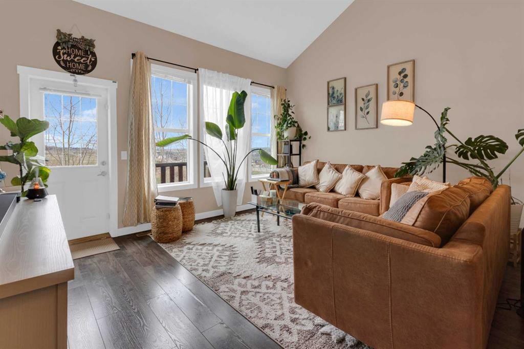 17-28 Heritage Drive, Cochrane, AB - Indoor Photo Showing Living Room
