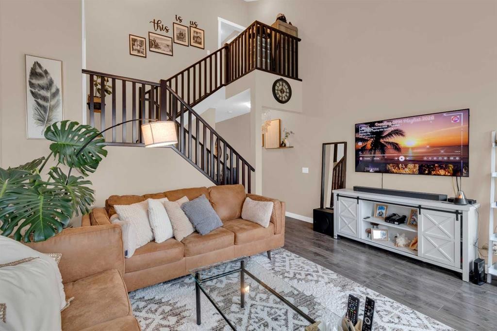 17-28 Heritage Drive, Cochrane, AB - Indoor Photo Showing Living Room