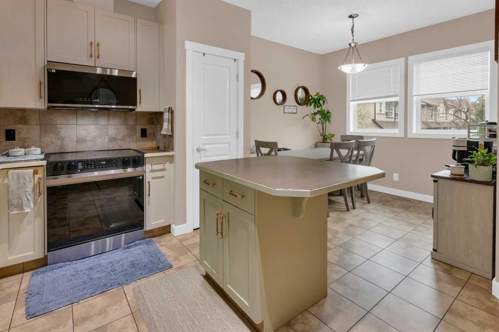 17-28 Heritage Drive, Cochrane, AB - Indoor Photo Showing Kitchen