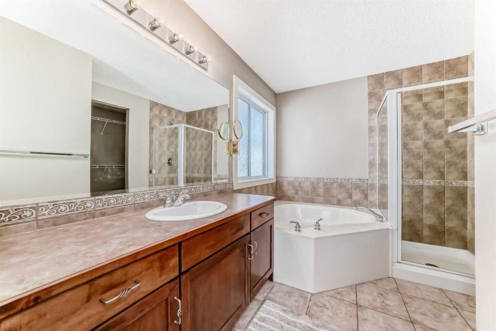 455 Hidden Creek Boulevard Nw, Calgary, AB - Indoor Photo Showing Bathroom