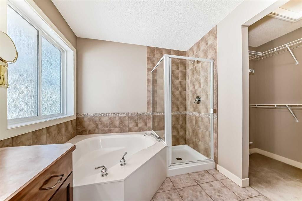 455 Hidden Creek Boulevard Nw, Calgary, AB - Indoor Photo Showing Bathroom