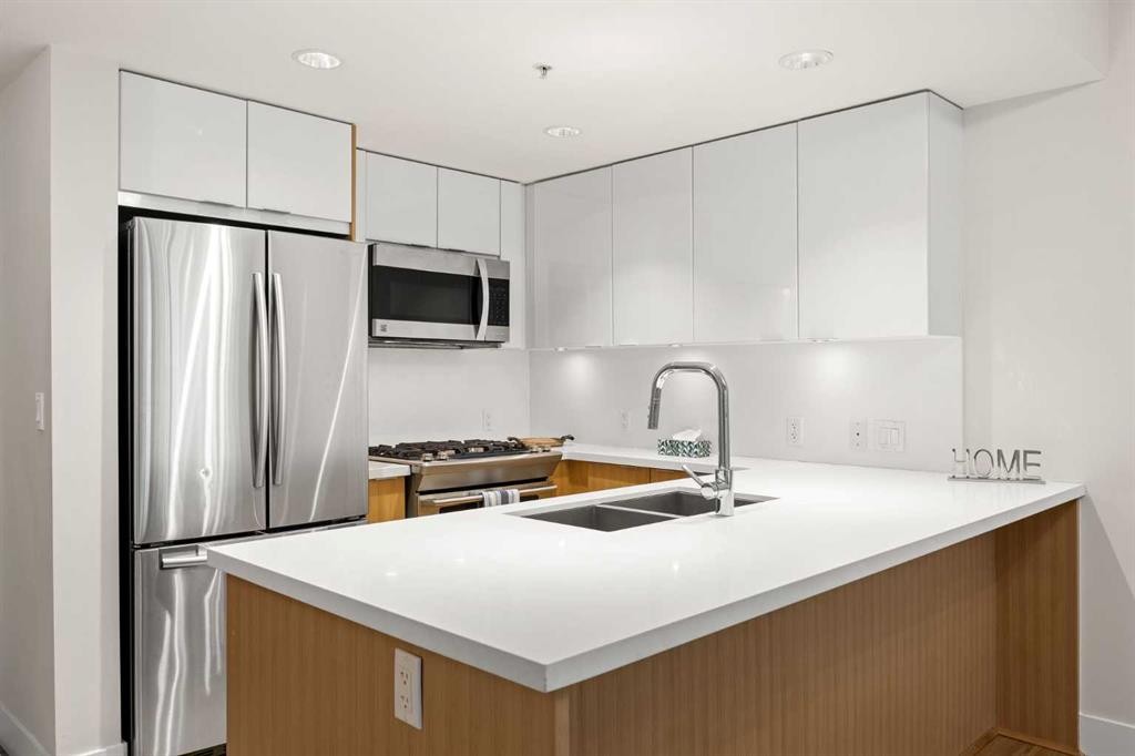 206-519 Riverfront Avenue Se, Calgary, AB - Indoor Photo Showing Kitchen With Stainless Steel Kitchen With Double Sink With Upgraded Kitchen