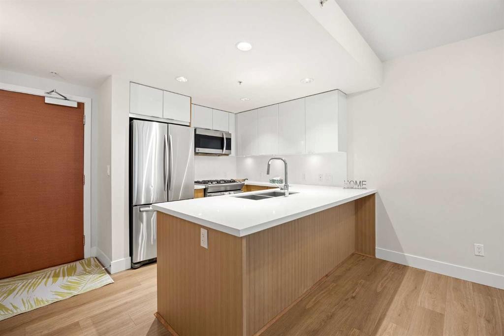 206-519 Riverfront Avenue Se, Calgary, AB - Indoor Photo Showing Kitchen With Stainless Steel Kitchen With Double Sink With Upgraded Kitchen