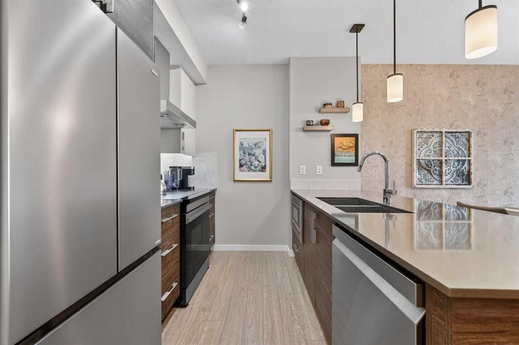 504-122 Mahogany Centre Se, Calgary, AB - Indoor Photo Showing Kitchen With Double Sink With Upgraded Kitchen