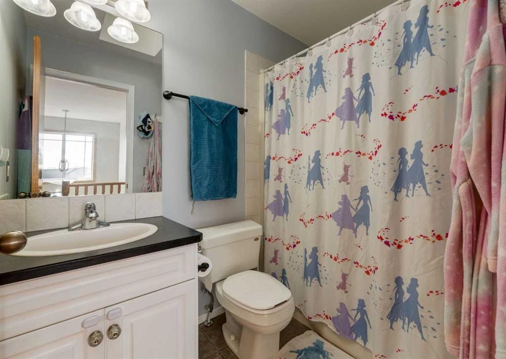 244 Stonegate Close Nw, Airdrie, AB - Indoor Photo Showing Bathroom