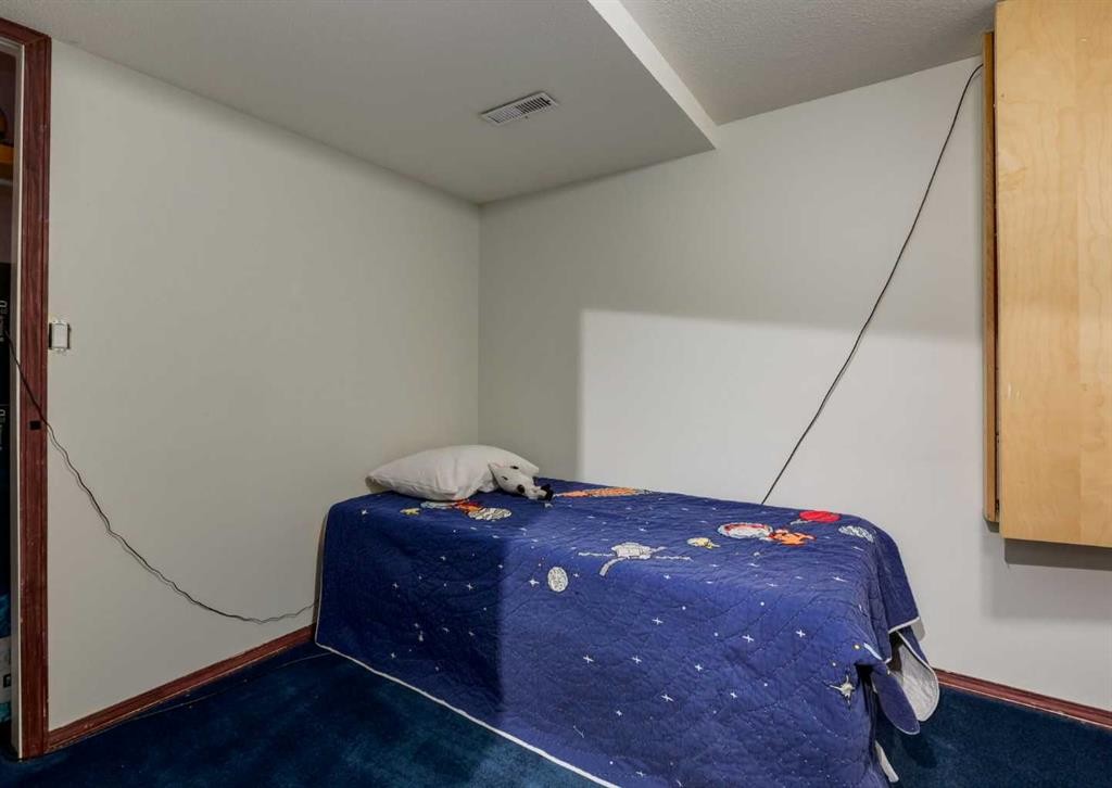 244 Stonegate Close Nw, Airdrie, AB - Indoor Photo Showing Bedroom