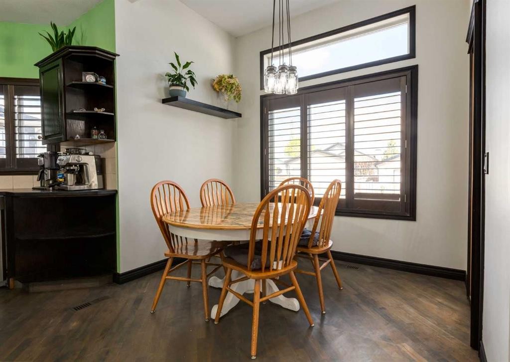 244 Stonegate Close Nw, Airdrie, AB - Indoor Photo Showing Dining Room