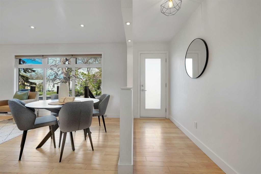 113 Langton Drive Sw, Calgary, AB - Indoor Photo Showing Dining Room