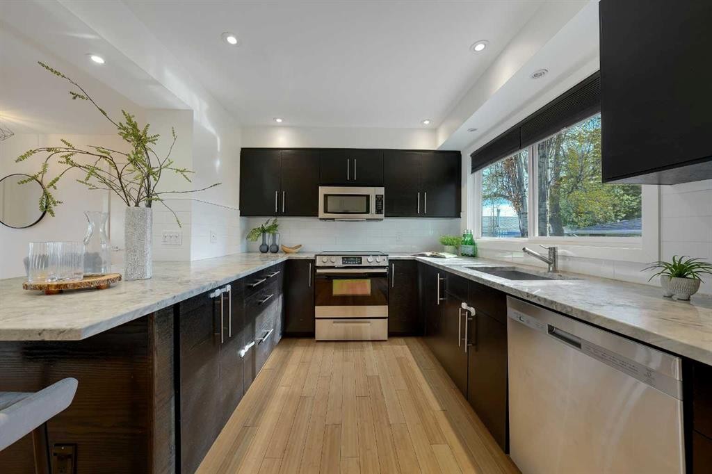 113 Langton Drive Sw, Calgary, AB - Indoor Photo Showing Kitchen With Stainless Steel Kitchen With Upgraded Kitchen