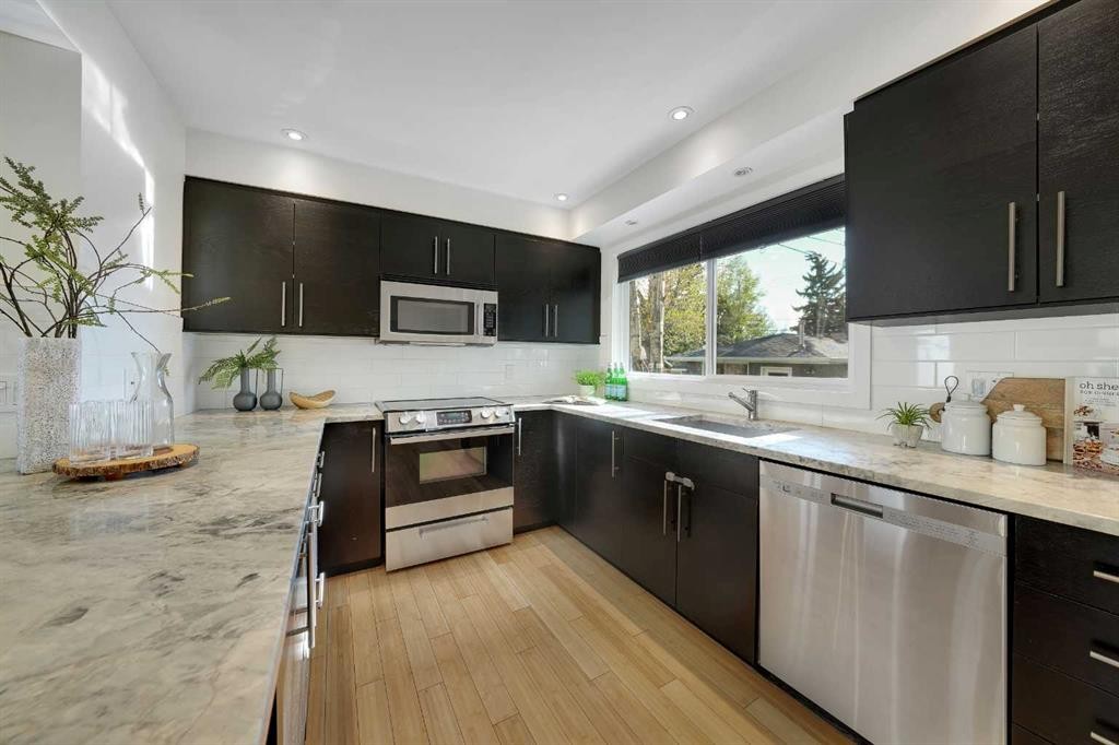 113 Langton Drive Sw, Calgary, AB - Indoor Photo Showing Kitchen With Stainless Steel Kitchen With Upgraded Kitchen