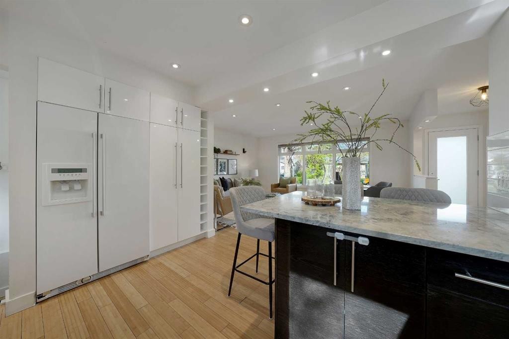 113 Langton Drive Sw, Calgary, AB - Indoor