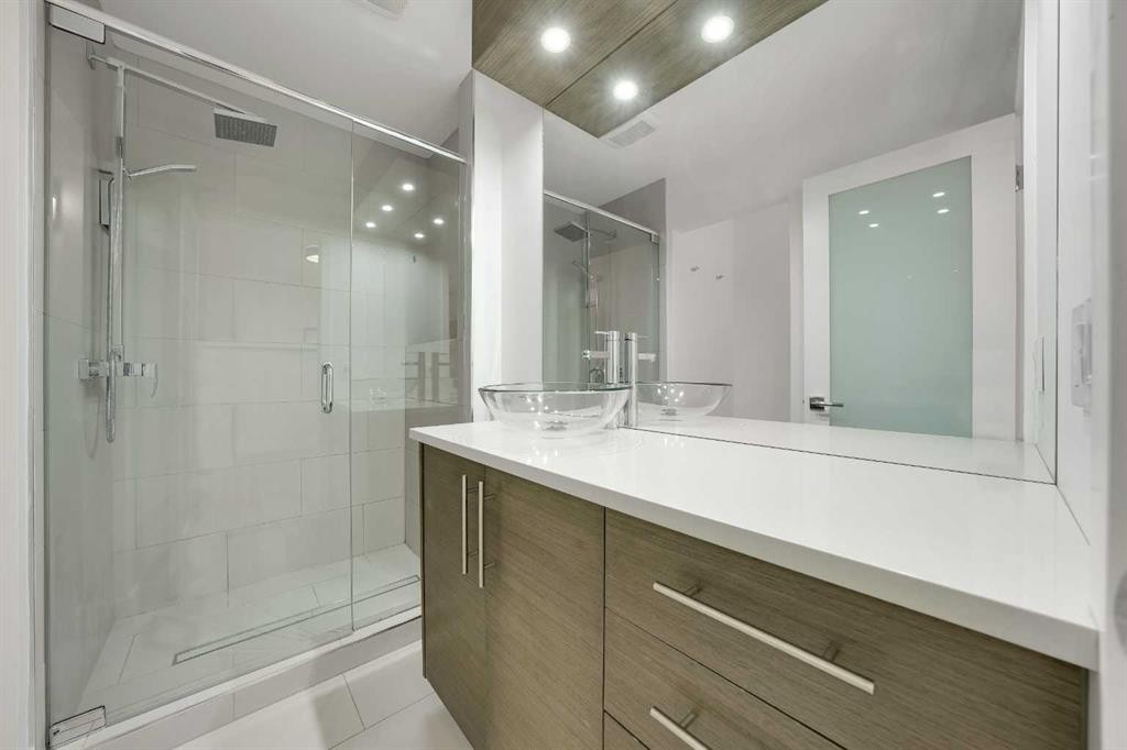 113 Langton Drive Sw, Calgary, AB - Indoor Photo Showing Bathroom