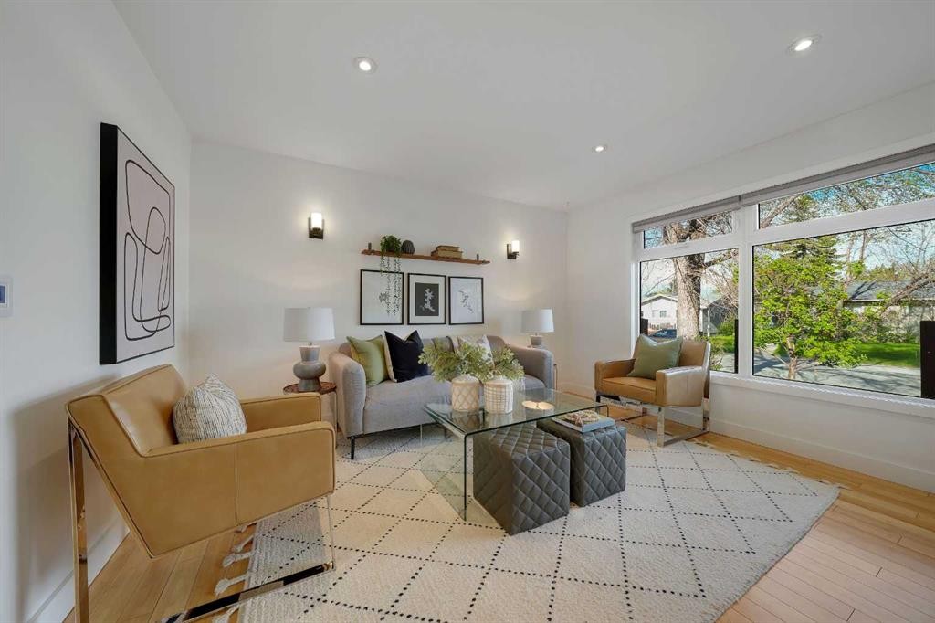 113 Langton Drive Sw, Calgary, AB - Indoor Photo Showing Living Room