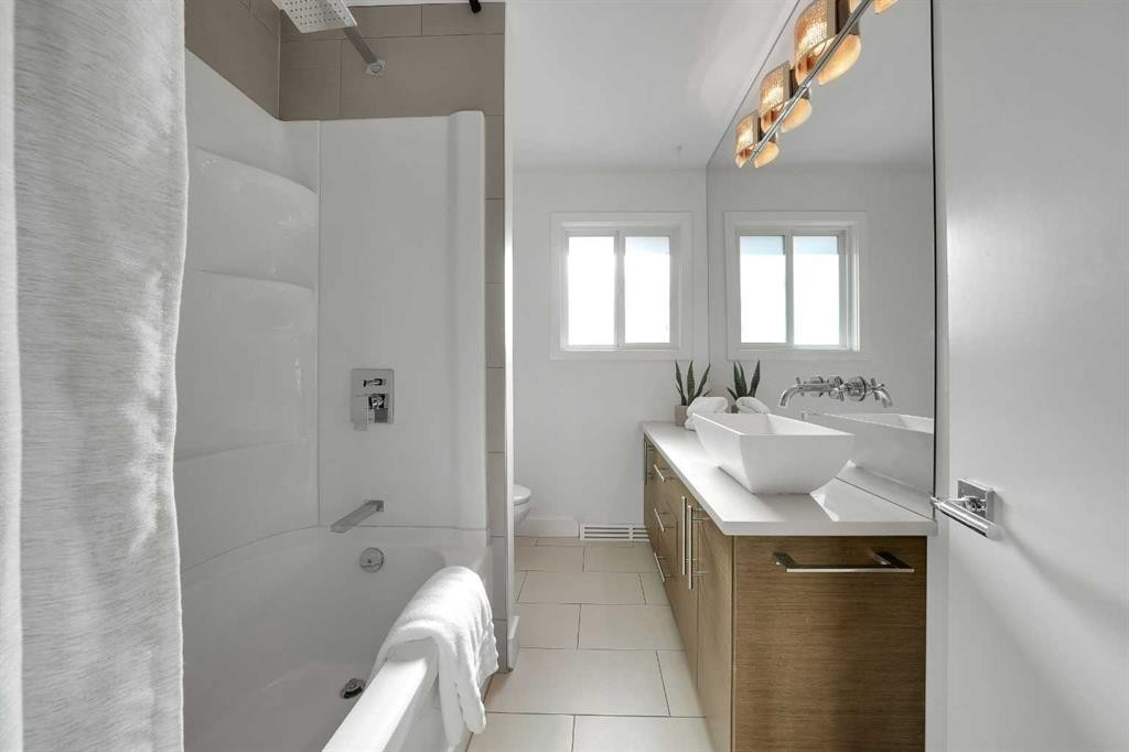113 Langton Drive Sw, Calgary, AB - Indoor Photo Showing Bathroom