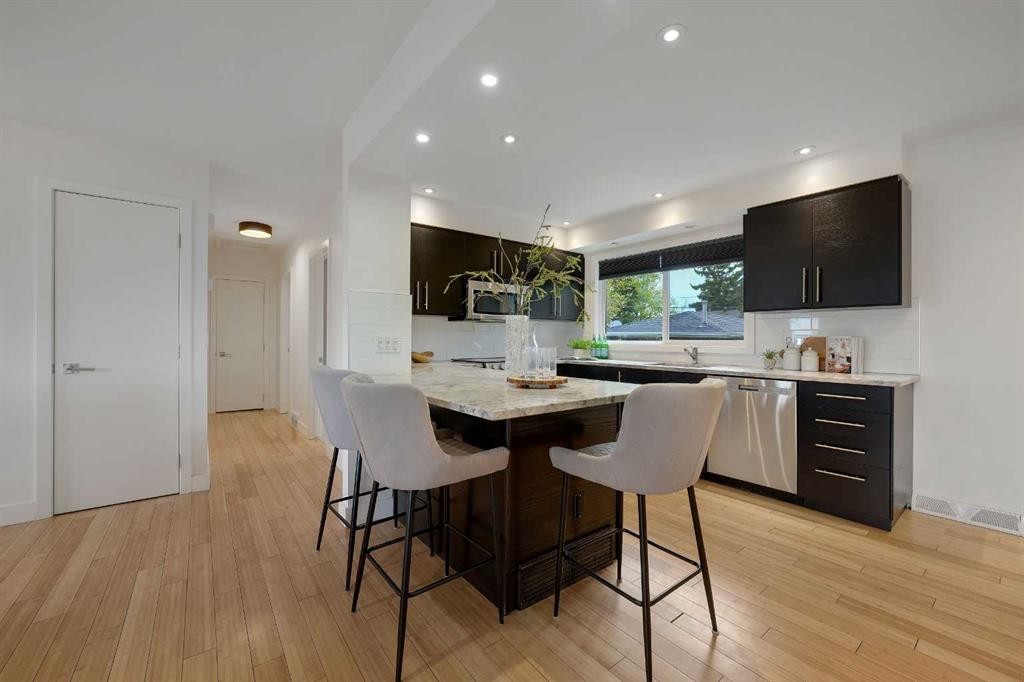 113 Langton Drive Sw, Calgary, AB - Indoor