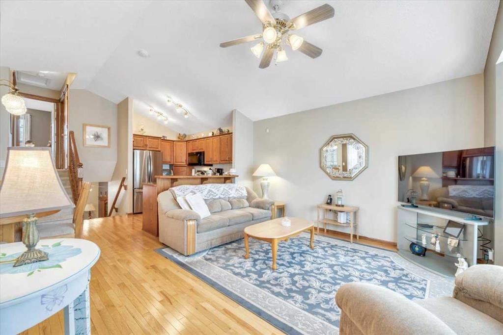 280 Cramond Close Se, Calgary, AB - Indoor Photo Showing Living Room