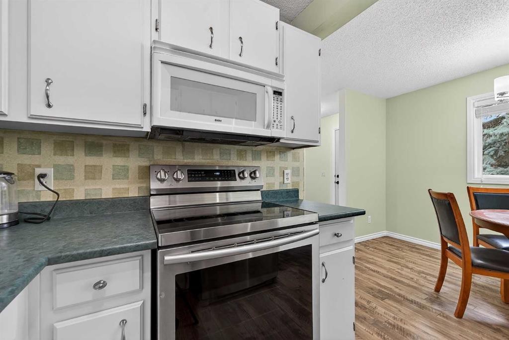 7-14736 Deerfield, Calgary, AB - Indoor Photo Showing Kitchen
