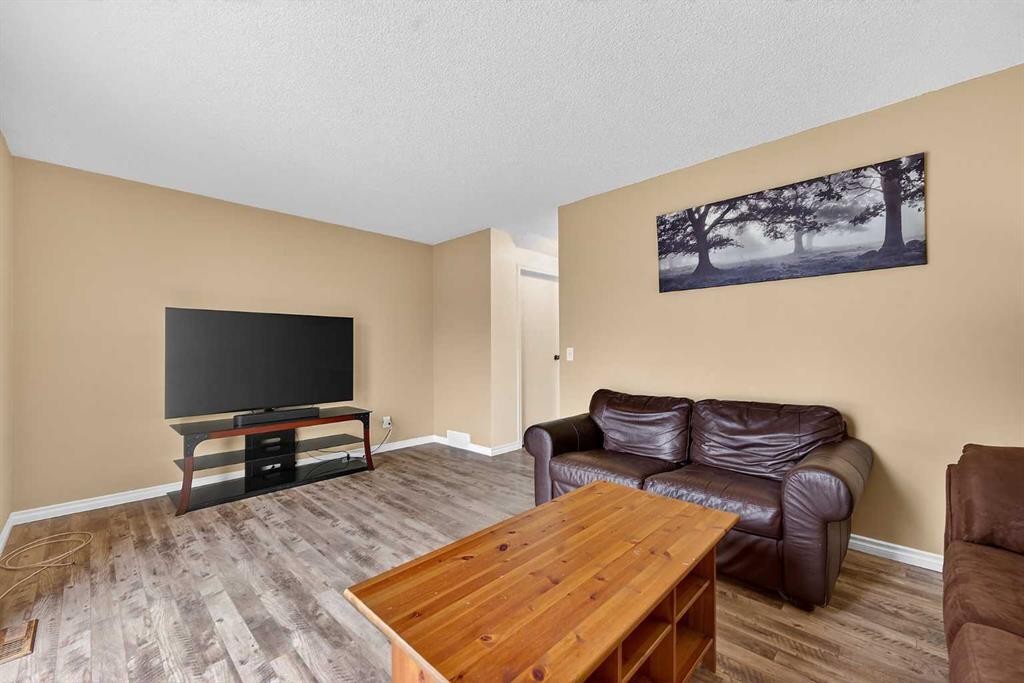 7-14736 Deerfield, Calgary, AB - Indoor Photo Showing Living Room