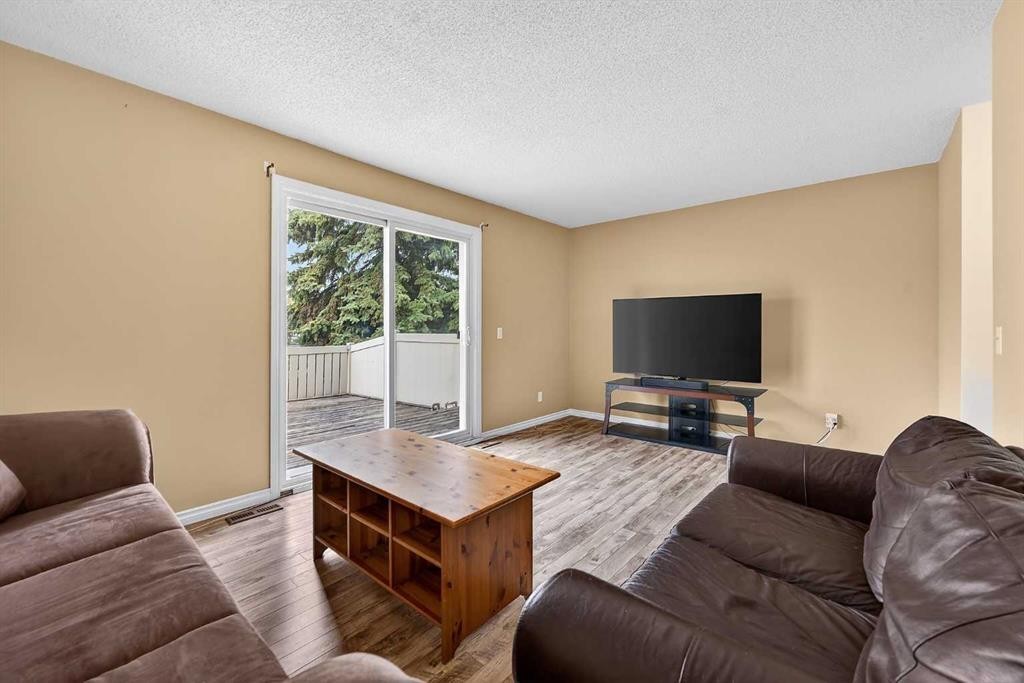 7-14736 Deerfield, Calgary, AB - Indoor Photo Showing Living Room
