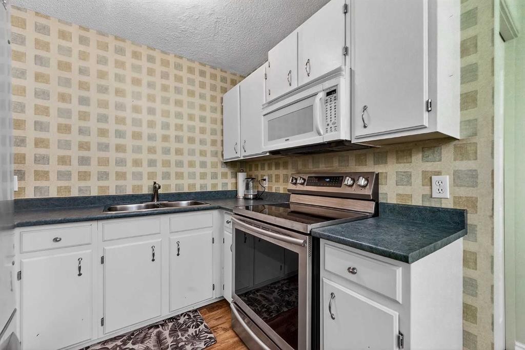 7-14736 Deerfield, Calgary, AB - Indoor Photo Showing Kitchen With Double Sink