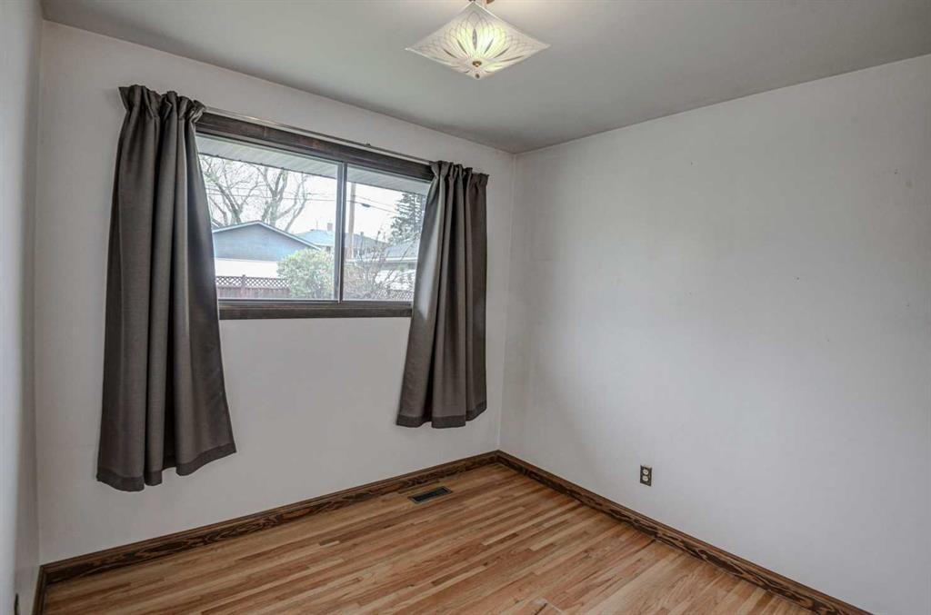 544 Thornhill Place Nw, Calgary, AB - Indoor Photo Showing Other Room