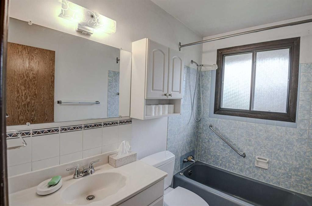 544 Thornhill Place Nw, Calgary, AB - Indoor Photo Showing Bathroom