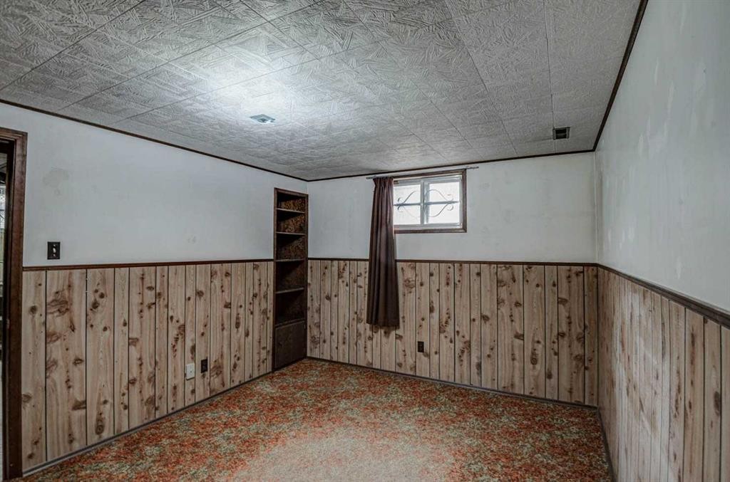544 Thornhill Place Nw, Calgary, AB - Indoor Photo Showing Other Room