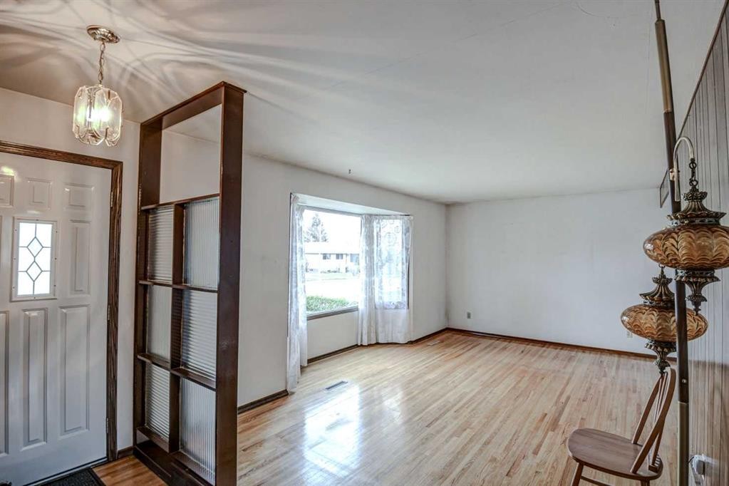 544 Thornhill Place Nw, Calgary, AB - Indoor Photo Showing Other Room