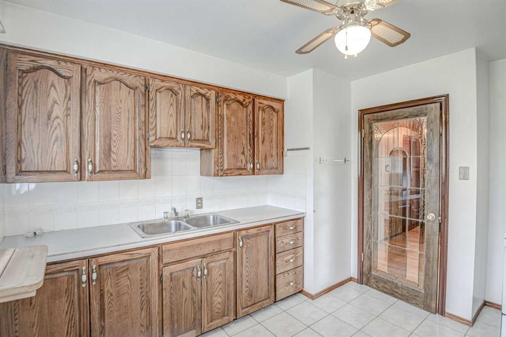 544 Thornhill Place Nw, Calgary, AB - Indoor Photo Showing Kitchen With Double Sink