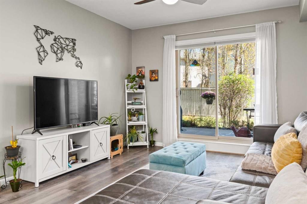 111-52 Cranfield Link Se, Calgary, AB - Indoor Photo Showing Living Room