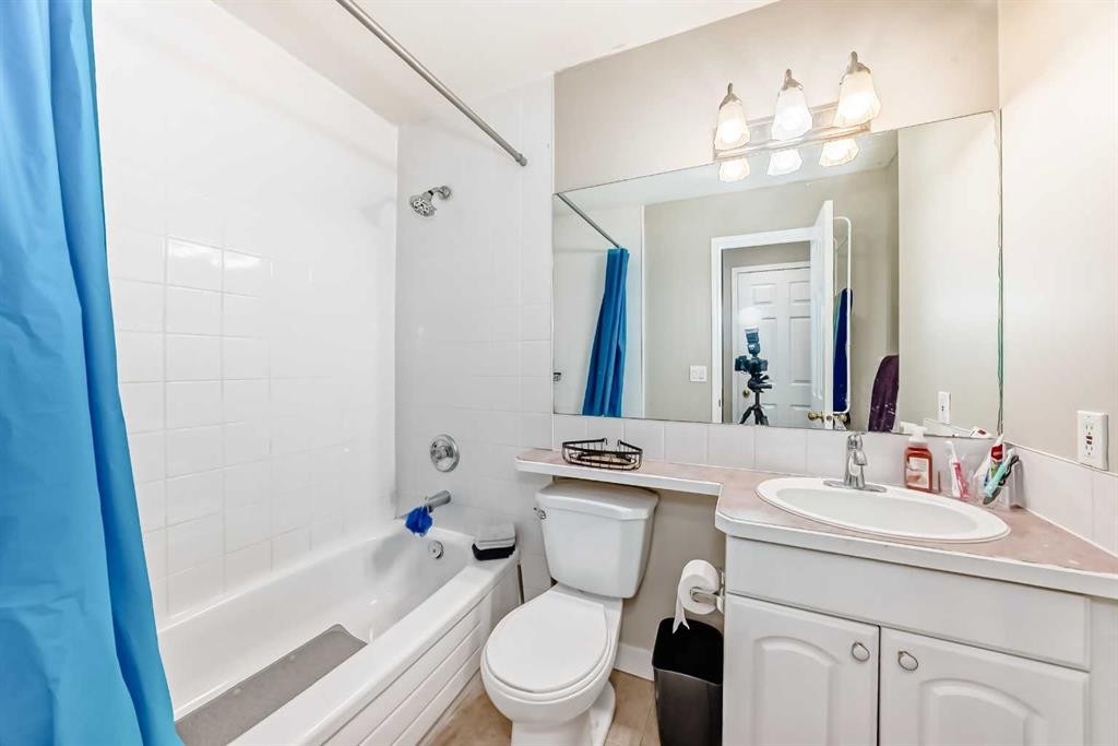 1-6-8 Huntley Close Ne, Calgary, AB - Indoor Photo Showing Bathroom
